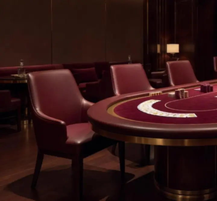 Prémium lounge pokerasztal hangulatos megvilágításban, elegáns céges környezet
